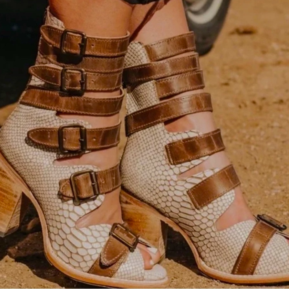 Bond sandal gladiator by FREEBIRD by STEVEN. Size 7